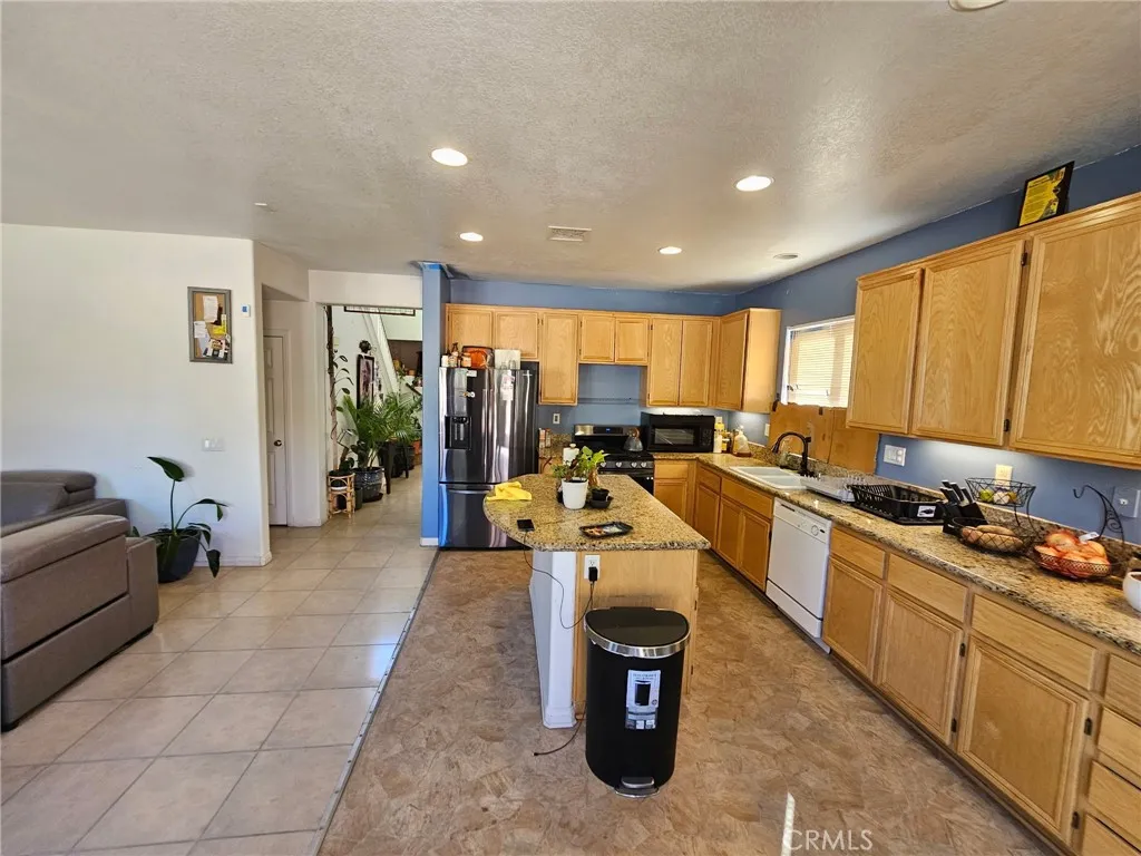 43823 Rucker, Lancaster, California 93535 home-pic-15